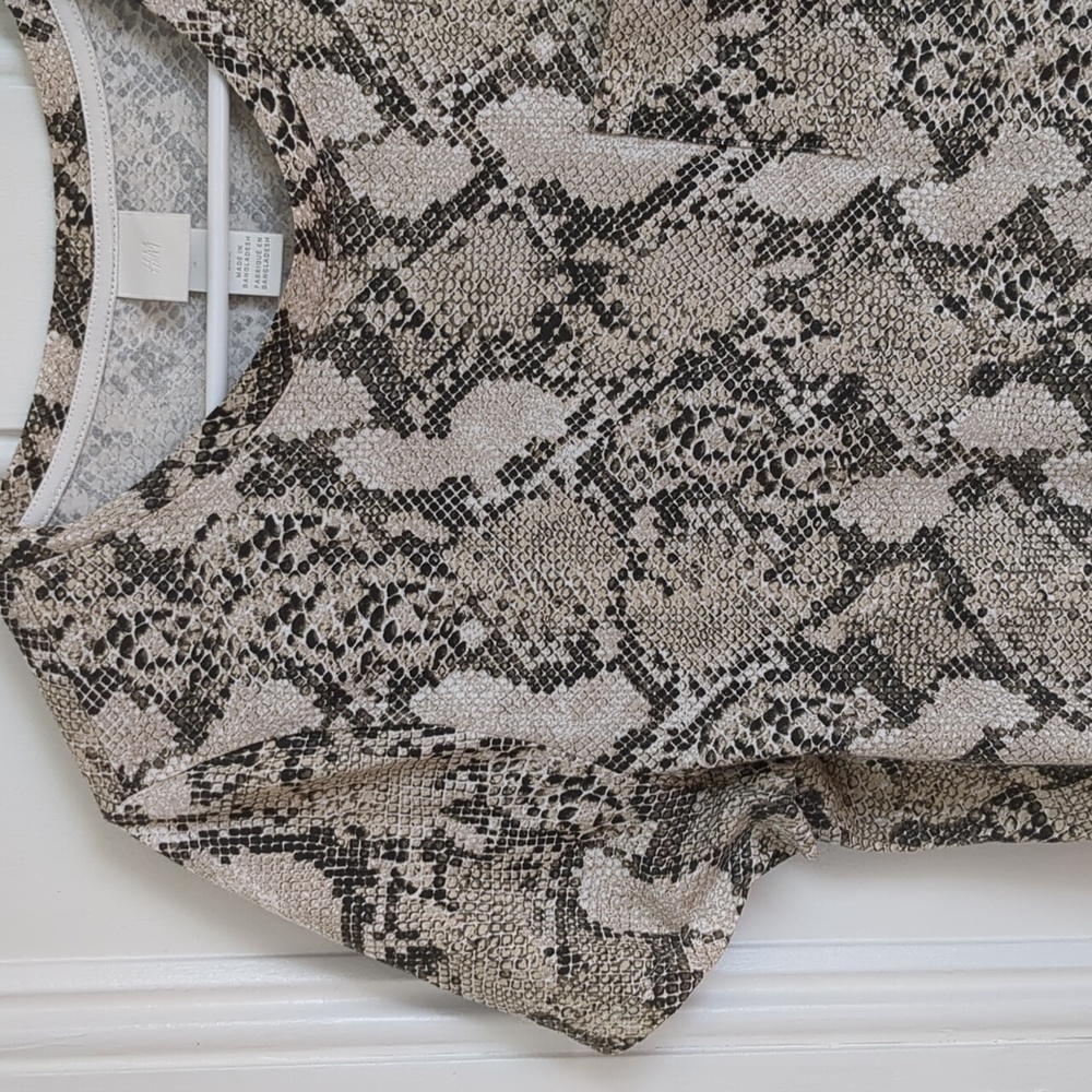 H&M Snake Print Short Sleeve Tee - Black and Cream - Picture 3 of 8